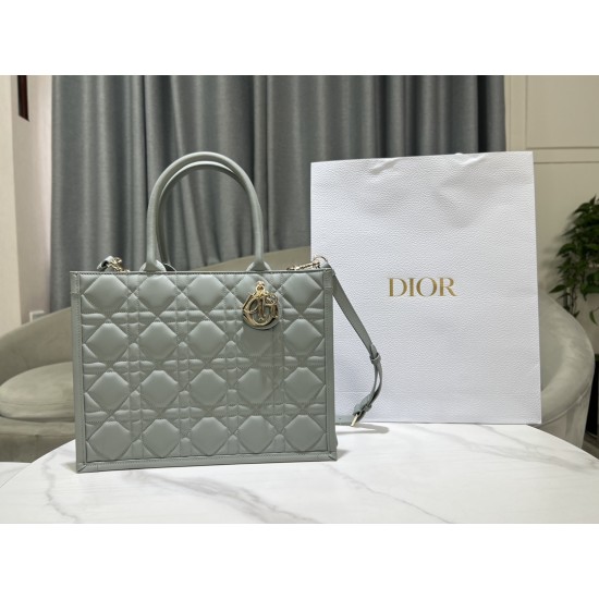 Tote book