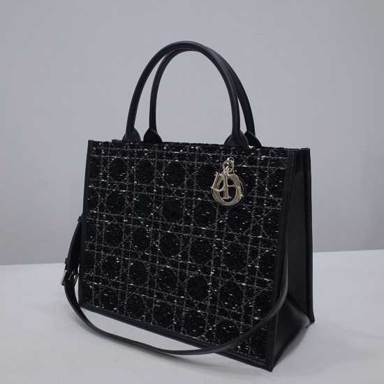 Tote book