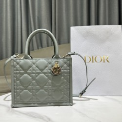 Tote book