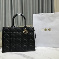 Tote book