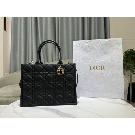 Tote book