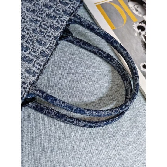 Tote book
