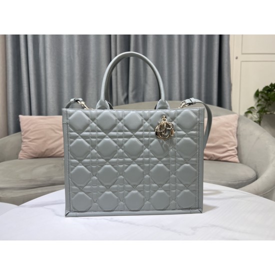 Tote book