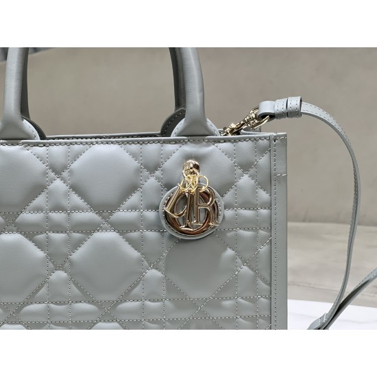 Tote book