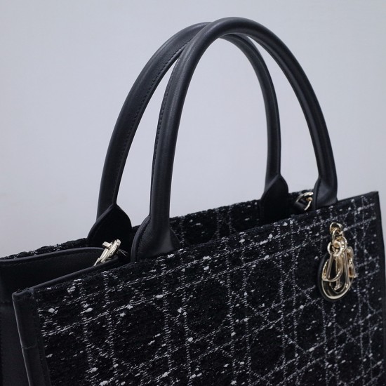 Tote book