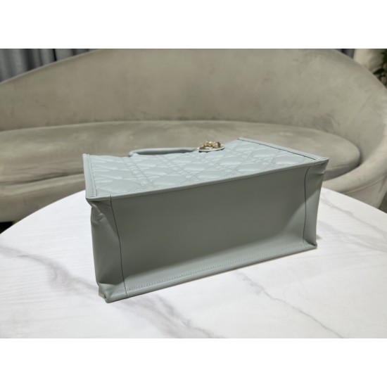 Tote book
