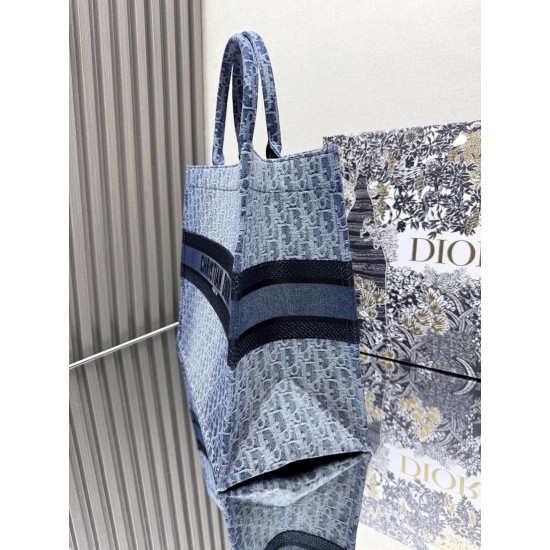 Tote book