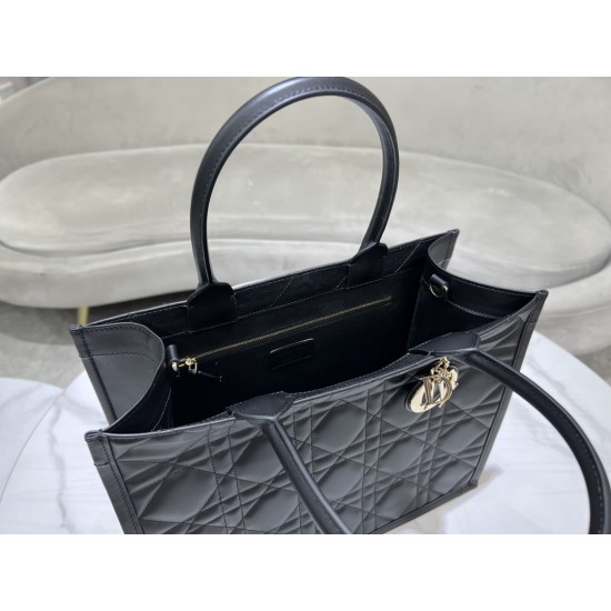 Tote book