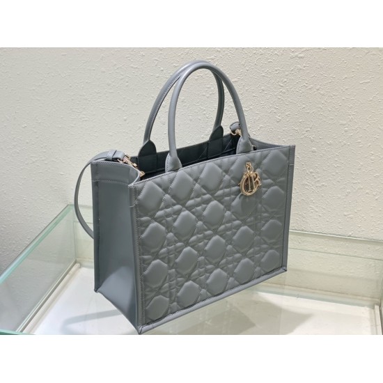 Tote book