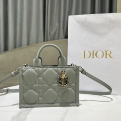 Tote book