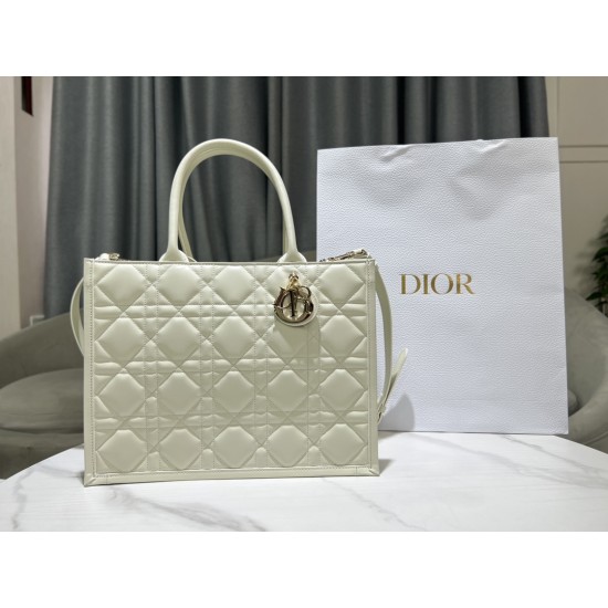 Tote book