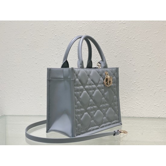 Tote book