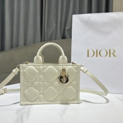 Tote book