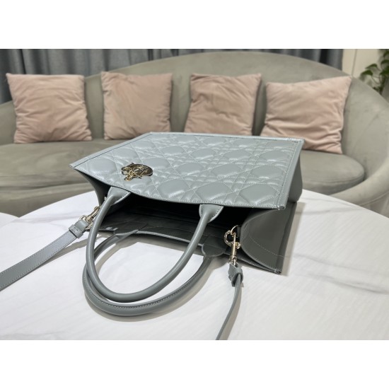 Tote book