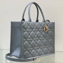 Tote book