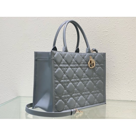 Tote book