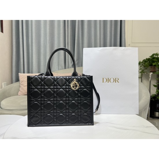 Tote book