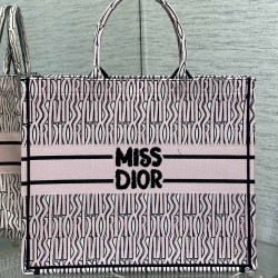Tote book