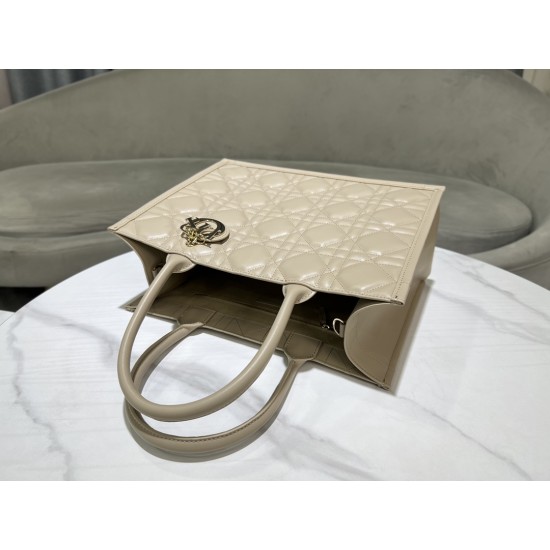 Tote book