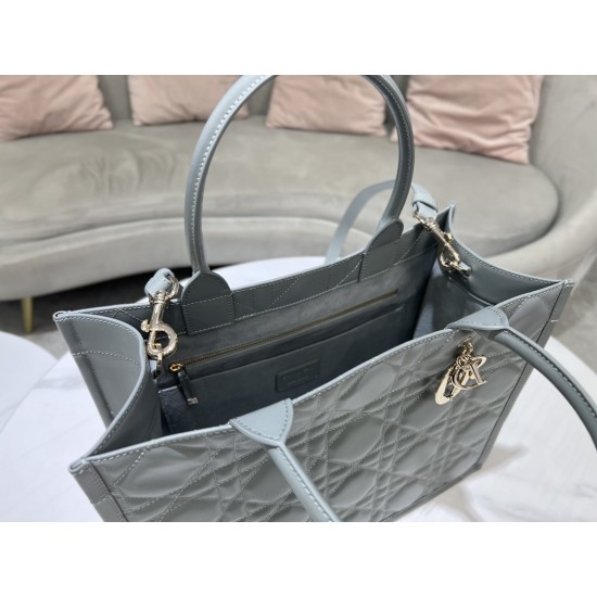 Tote book