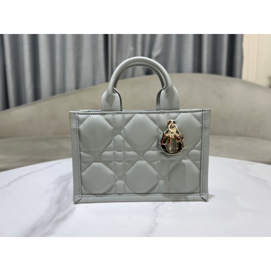 Tote book