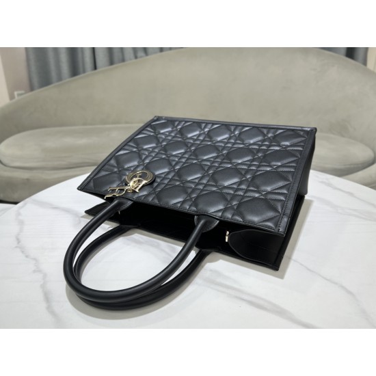 Tote book