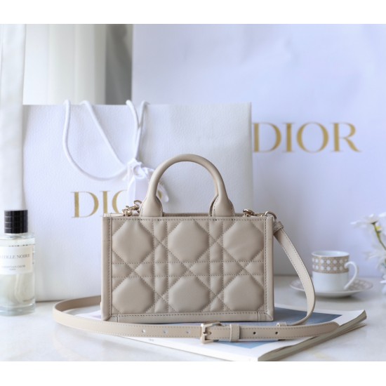 Tote book