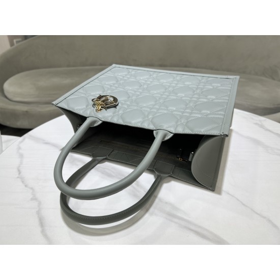 Tote book