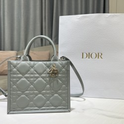 Tote book