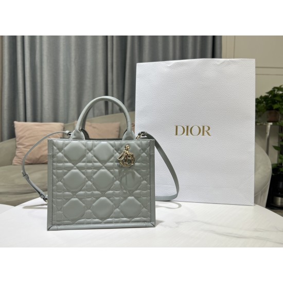 Tote book