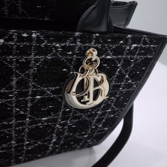 Tote book