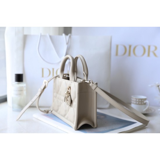 Tote book
