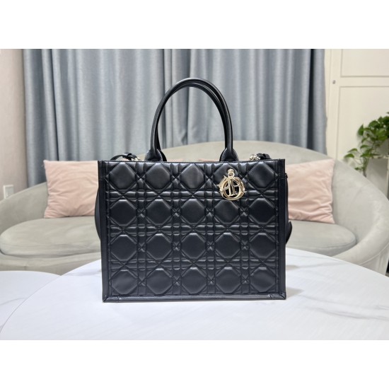 Tote book