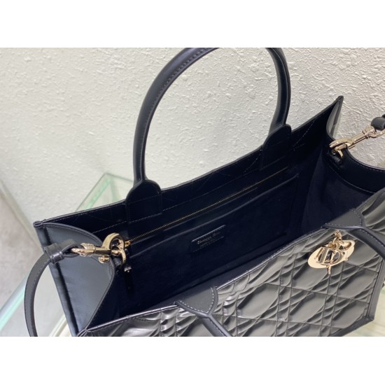Tote book