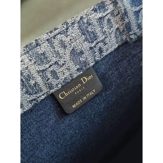 Tote book