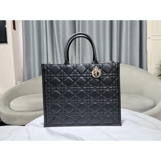 Tote book