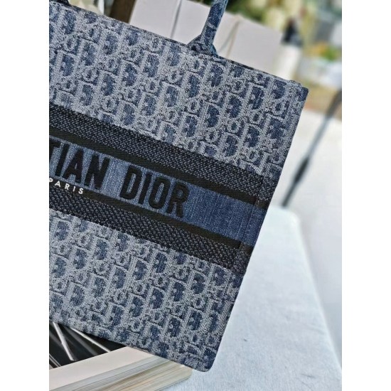 Tote book