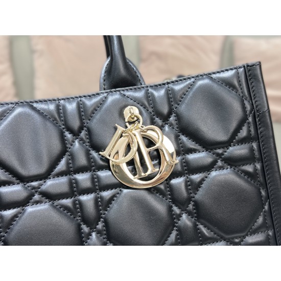 Tote book