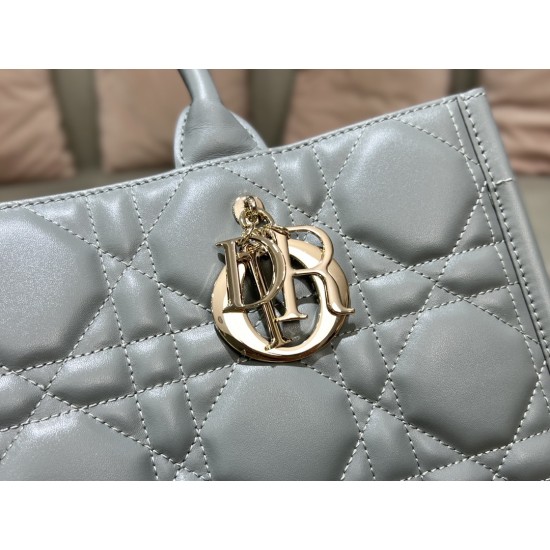 Tote book