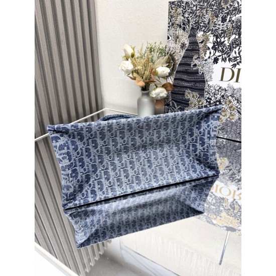 Tote book