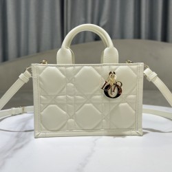 Tote book