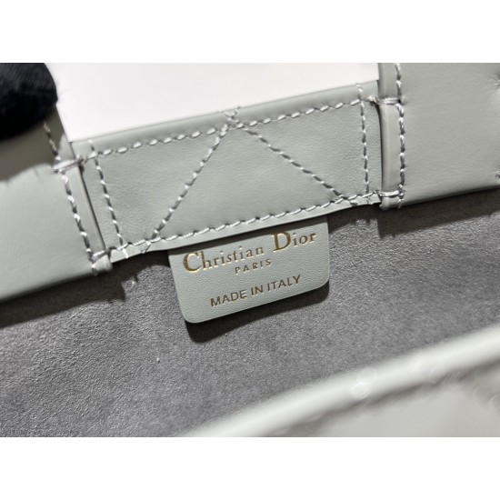 Tote book