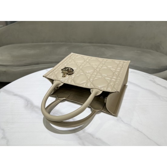 Tote book