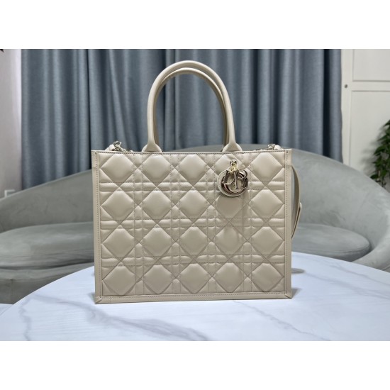 Tote book