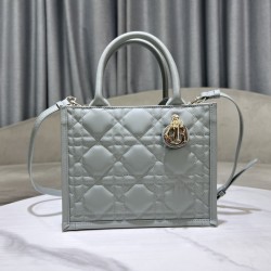 Tote book