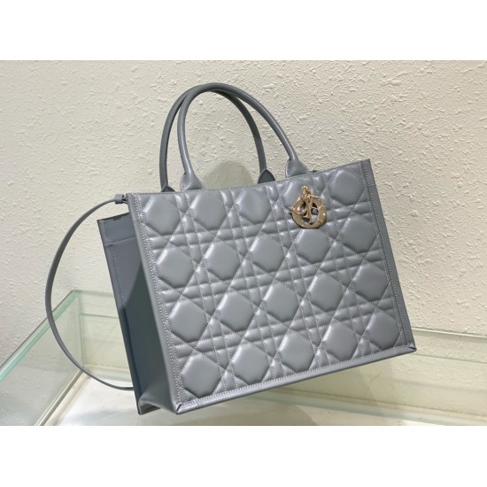 Tote book