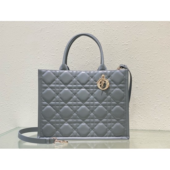 Tote book