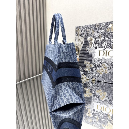 Tote book