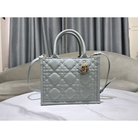 Tote book