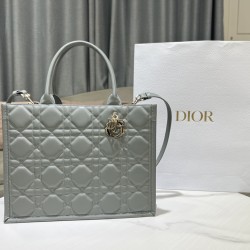 Tote book